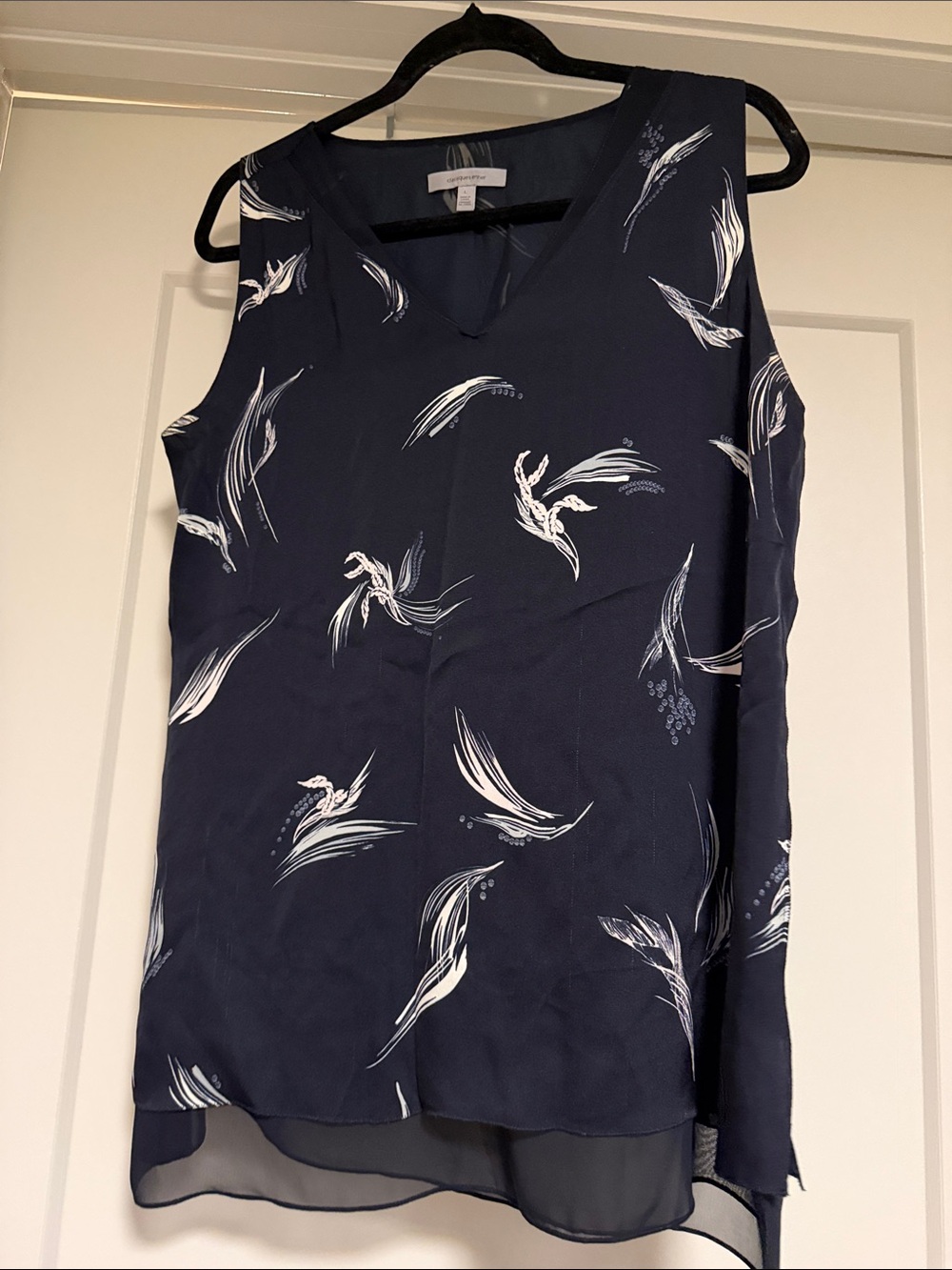 Classiques Entier Navy & White V-Neck Floral-Print Sleeveless silk tank